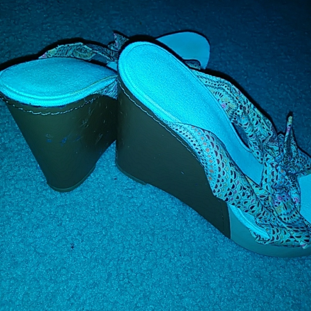 Platform sandals - Picture 2 of 2